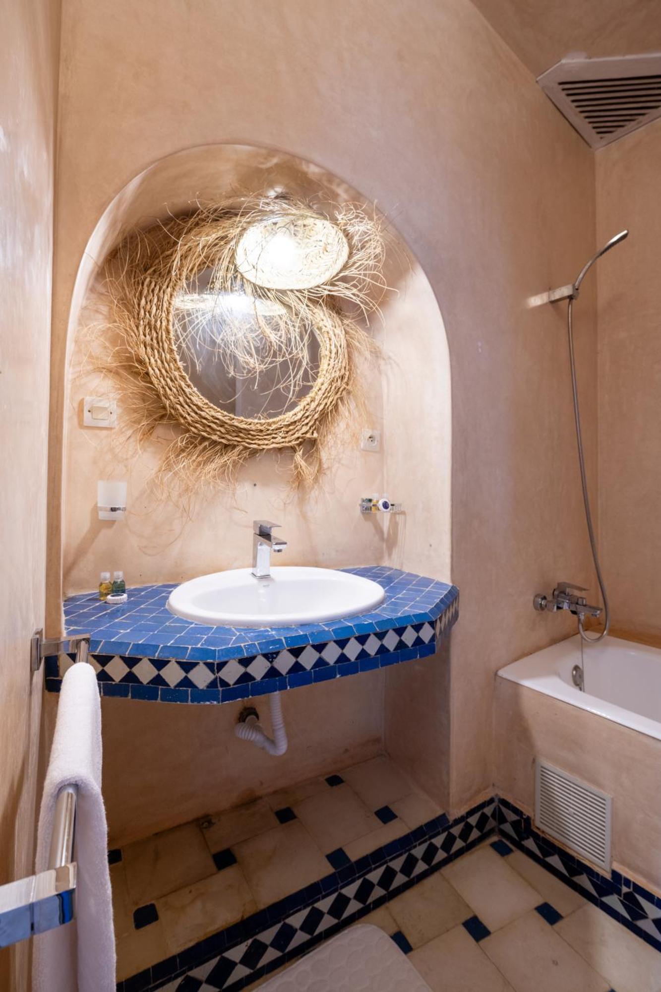 Riad Asilah 32 Bagian luar foto
